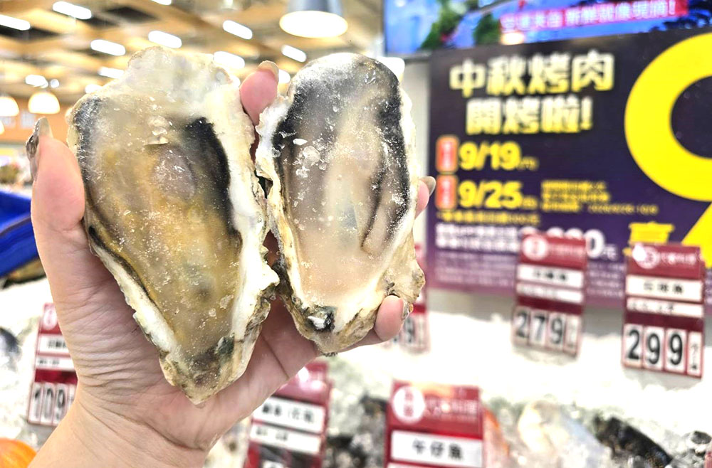 日本岩手縣半殼生蠔每顆只要27元，生蠔鮮肉約半手掌大