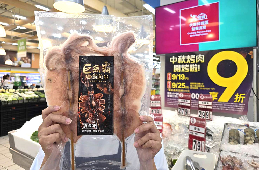 特大魷魚串每包2入199元，平均每串100元每個都比臉還大